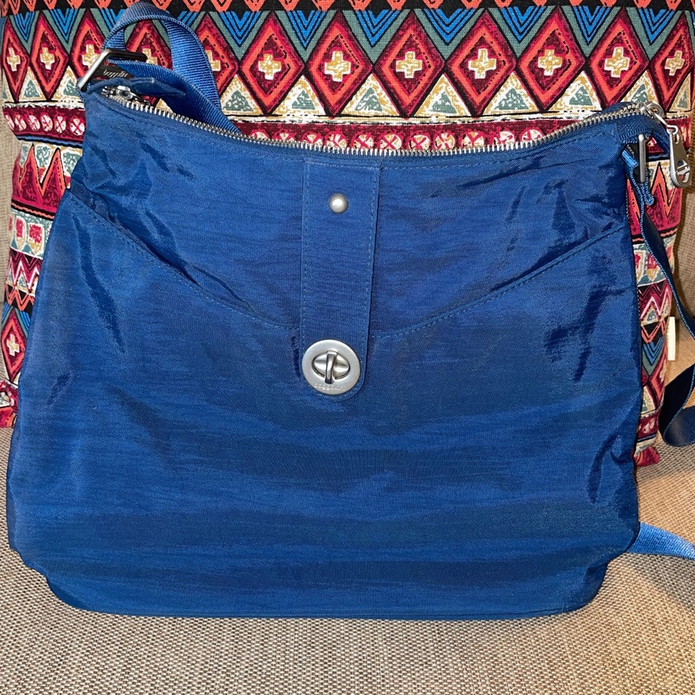 Baggallini Helsinki crossbody purse, solid navy blue. Gray interior.
